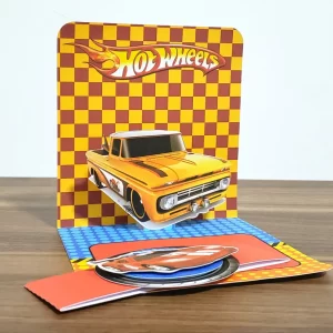 Arquivo Convite Pop Up Hot Wheels Studio – convite criativo com efeito 3D inspirado no universo Hot Wheels, ideal para festas de meninos que amam velocidade e carros esportivos.