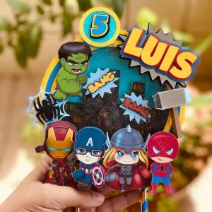 Arquivo digital de topo de bolo Vingadores no formato Studio, ideal para festas infantis ou teen com tema dos super-heróis Marvel.