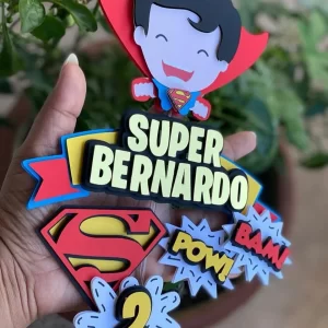 Topo de bolo Super-Homem em Studio para imprimir, ideal para festa de aniversário infantil com tema de super-herói.
