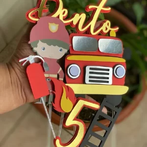 Arquivo digital de topo de bolo Bombeiro no formato Studio, ideal para festas infantis com tema profissões e heróis.