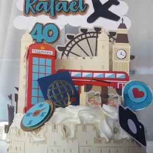 Arquivo digital de topo de bolo Viagem no formato Studio, ideal para festas infantis ou comemorações com tema de viagem e aventura.