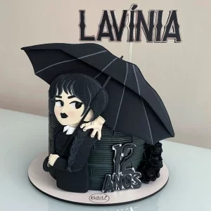 Topo de bolo Wandinha para imprimir, ideal para festa de aniversário infantil e decoração temática divertida.