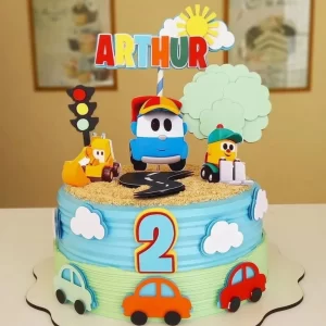 Arquivo de corte Decoração Topper de Bolo Léo o Caminhão Studio para festa infantil com tema educativo e divertido.