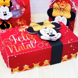 Close-up do Topo de Bolo da Minnie de Natal em camadas, pronto para decoração, feito com Arquivo de Corte Studio Silhouette