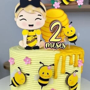 Topper de Bolo tema Abelhinha, com favos de mel e flores, nas cores amarelo e preto, feito com Arquivo de Corte Studio Silhouette