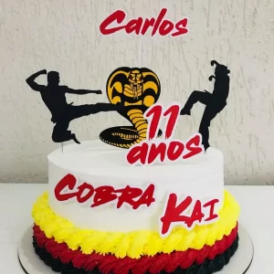 Topo de bolo Cobra Kai em arquivo Studio para corte e decoração temática.